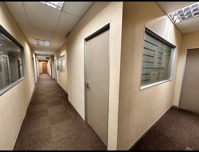 1,868M² OFFICE TO LET IN PARKTOWN